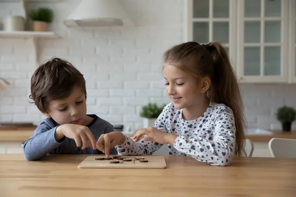 小さな男の子と女の子は木製の教育ゲームをプレイ,チェッカー — ストック写真