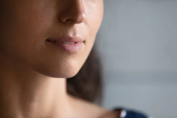 Закройте нижнюю часть лица с увлажненными губами — стоковое фото