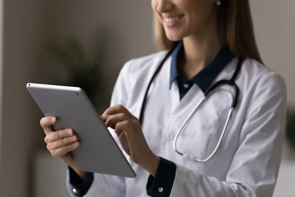 Médica assistente médica feliz fazendo prescrição eletrônica no touchpad — Fotografia de Stock