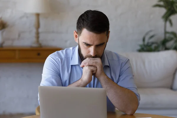 Stressad ung affärsman tittar på datorskärmen. — Stockfoto