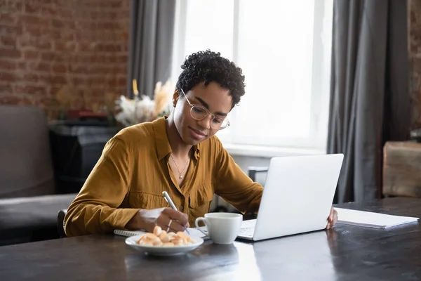 Heureuse jeune femme afro-américaine intelligente étudiant à la maison. — Photo