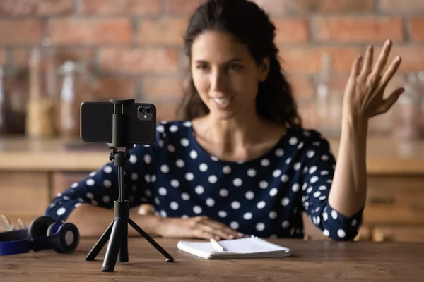 Mosolygó kellemes nő befolyásoló felvétel videó okostelefon. — Stock Fotó