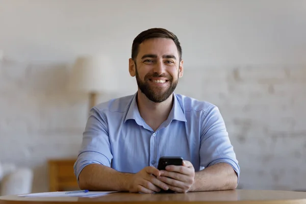 Retrato de joven hombre de negocios guapo sonriente sosteniendo el teléfono celular. —  Fotos de Stock