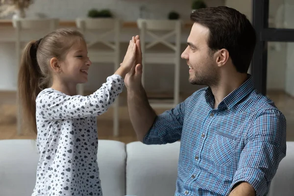 Glücklich liebender Vater und kleine Tochter geben High Five — Stockfoto