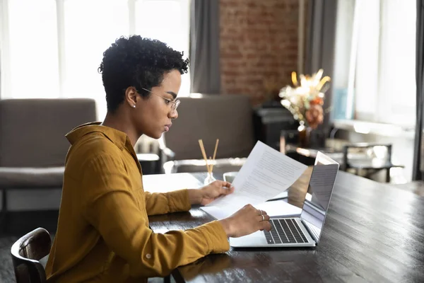 Enfocado serio joven mujer de negocios afroamericana trabajando en el cargo. — Foto de Stock