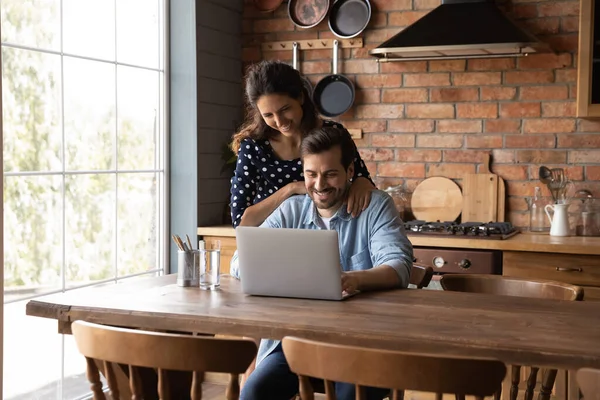 Feliz casal milenar usando o computador juntos em casa. — Fotografia de Stock