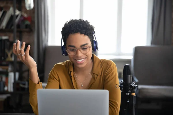 Gelukkig mooi millennial Afro-Amerikaanse vrouw holding video call. — Stockfoto