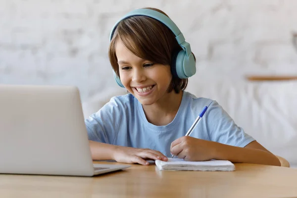 Счастливый мальчик-подросток учится на онлайн-курсах. — стоковое фото