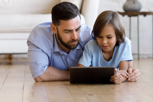디지털 태블릿을 사용하는 행복 한 어린 아버지와 십 대 청소년 공작. — 스톡 사진