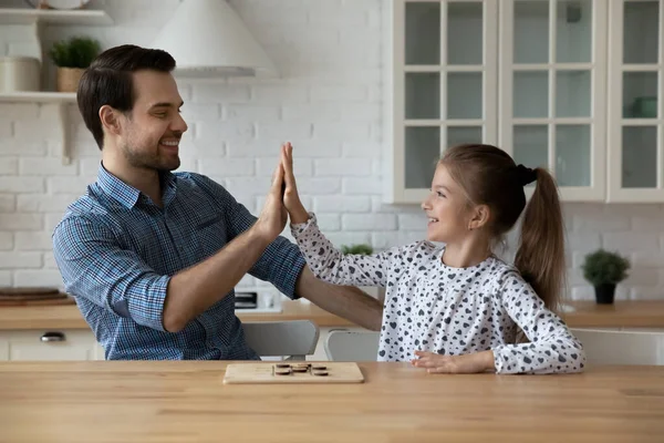 Heureux père et fille donnant haute cinq, jouer jeu de société — Photo