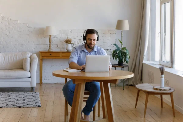 Gelukkig jongeman holding video oproep vergadering. — Stockfoto