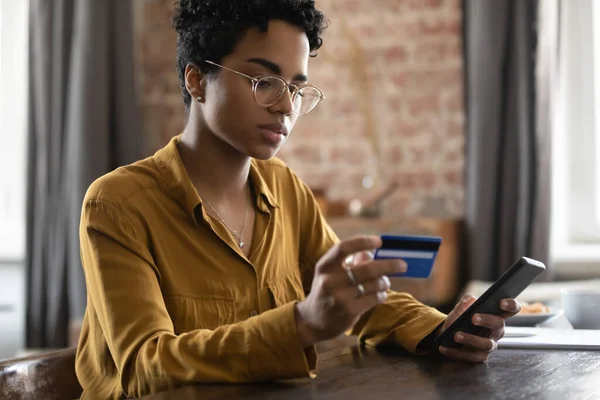 Young African American woman using cellphone applications. — Stock Photo, Image