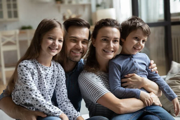 Cabeza retrato feliz familia con dos hijos en casa — Foto de Stock