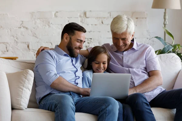 Familia masculina de unión feliz usando aplicaciones de computadora en casa. — Foto de Stock