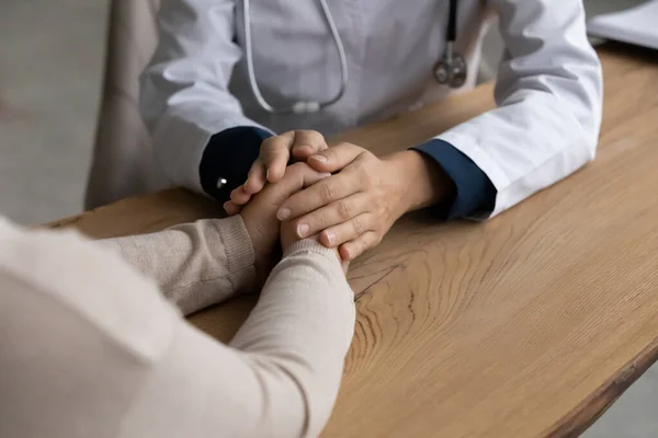 El primer plano de las manos del médico femenino sostiene las palmas de la paciente mujer —  Fotos de Stock