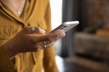 Genç Afrikalı Amerikalı kadını cep telefonuyla kapatın..