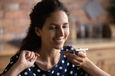 Neşeli genç İspanyol kadın sesli mesaj yolluyor..
