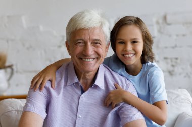 Farklı nesiller erkek ailesi kameraya bakıyor..