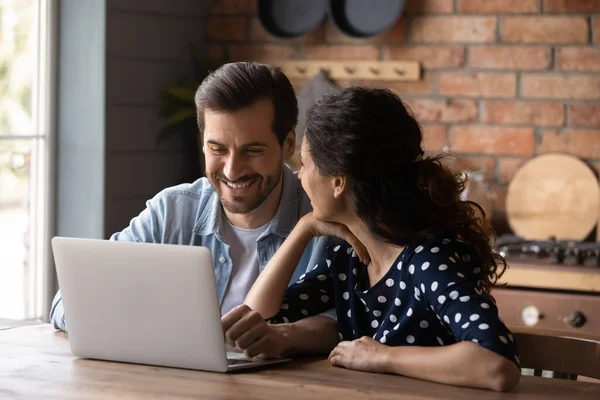 Χαρούμενο συναισθηματικό νεαρό οικογενειακό ζευγάρι που χρησιμοποιεί υπολογιστή. — Φωτογραφία Αρχείου