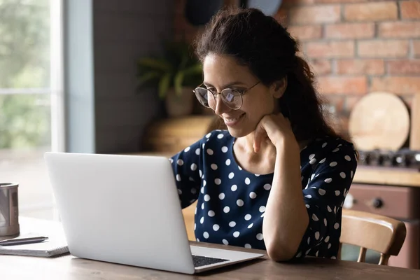 Gözlüklü mutlu İspanyol kadın bilgisayarla çalışıyor.. — Stok fotoğraf