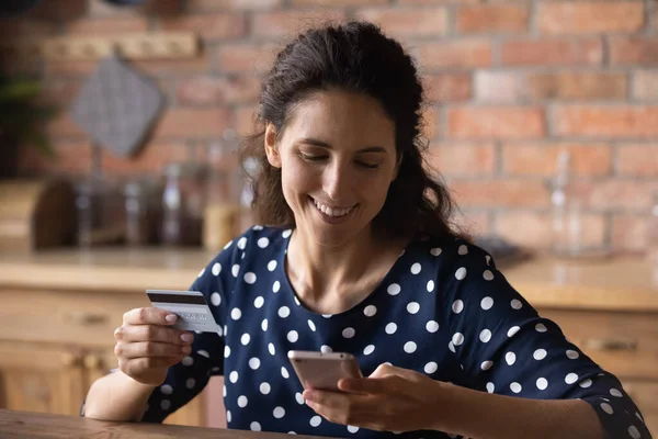 Happy young latin hispanic woman purchasing goods online. — Stockfoto