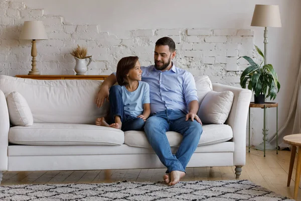 Älskad ung far pratar med sin son. — Stockfoto