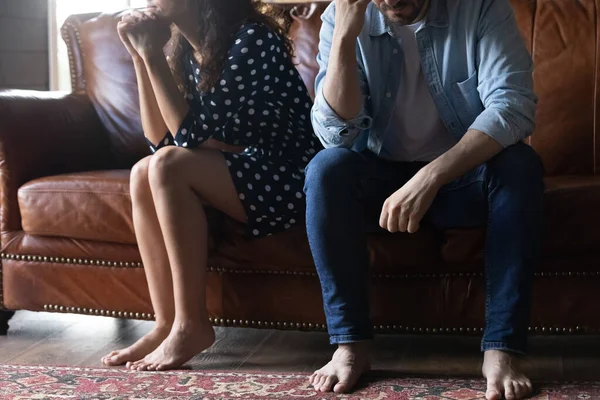 Deprimerade unga familje par ignorerar varandra efter missförstånd. — Stockfoto