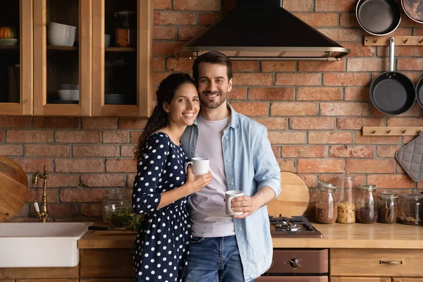 Retrato de la unión millennial amante familia pareja posando en cocina. — Foto de Stock