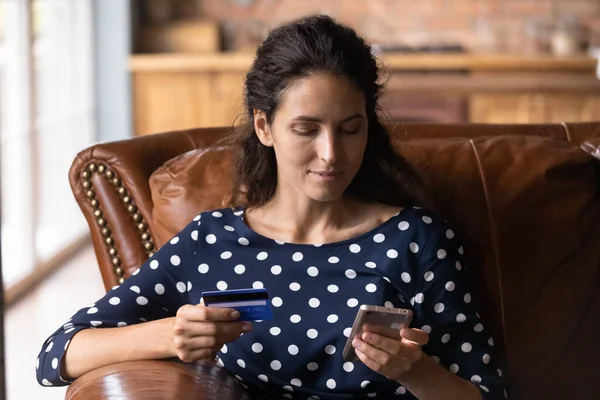 İnternetten mal alan genç ve mutlu bir kadın..