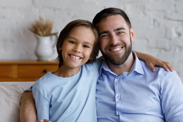 Foto de la cabeza retrato de padre joven y amoroso hijo preadolescente. —  Fotos de Stock