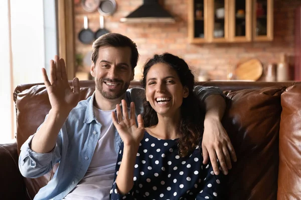 Gelukkig jong paar starten video call vergadering. — Stockfoto