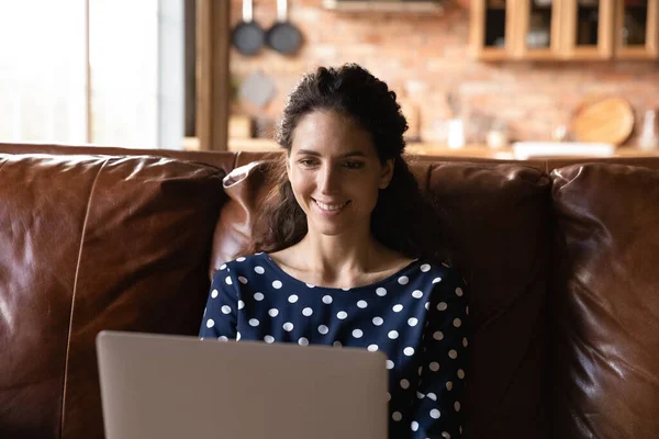 Усміхнена приваблива тисячолітня іспаномовна жінка працює на комп'ютері . — стокове фото