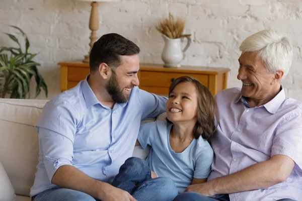 Felice famiglia maschile godendo di comunicare a casa. — Foto Stock