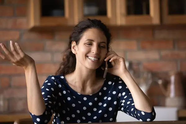 Glücklich hübsch jung latein frau calling freund. — Stockfoto