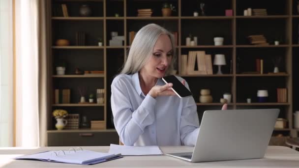 Senior zelfstandige zakenvrouw bellen zetten mobiele luidspreker op — Stockvideo