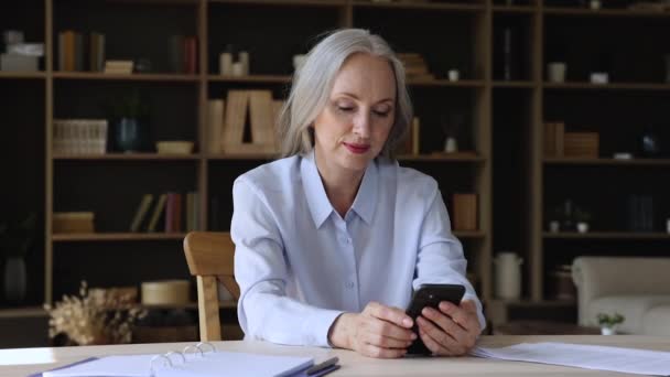 Starší dáma zkontrolovat e-mailový klient na telefonu úsměv příjem zprávy — Stock video