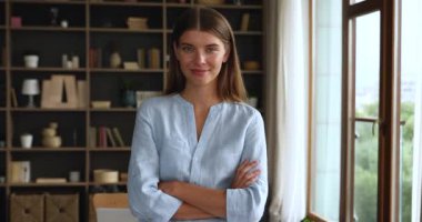 Güzel bir kadın modern ofis gülümsemesinde poz verir. Kameraya bak.