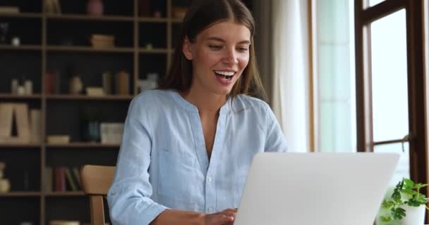 Mujer sentarse en el escritorio con el ordenador portátil celebrar recibido grandes noticias — Vídeo de stock