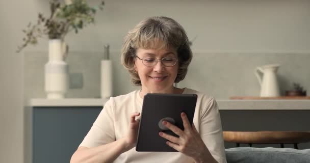 Happy old age woman electronic tablet user do shopping online — Vídeo de Stock