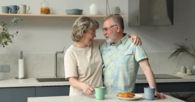 Sevecen, yaşlı, evli bir çift. Kucaklaşır, sohbet eder, kahve içer, pastaneyi gezer.