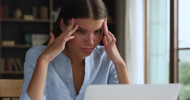 Mujer joven se siente enojada debido a la computadora rota o colgante — Vídeos de Stock