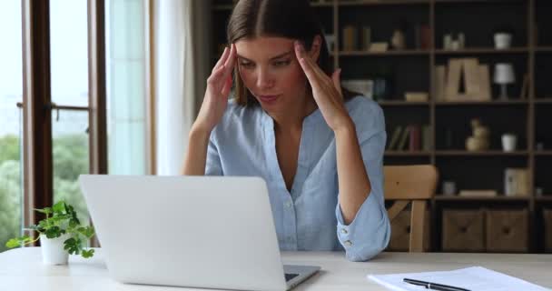 Mujer joven descontenta jura por computadora rota o lenta — Vídeos de Stock