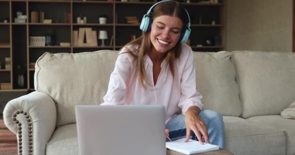 Студентська жінка, що спілкується, вивчає дистанційне використання відеочату на ноутбуці — стокове відео