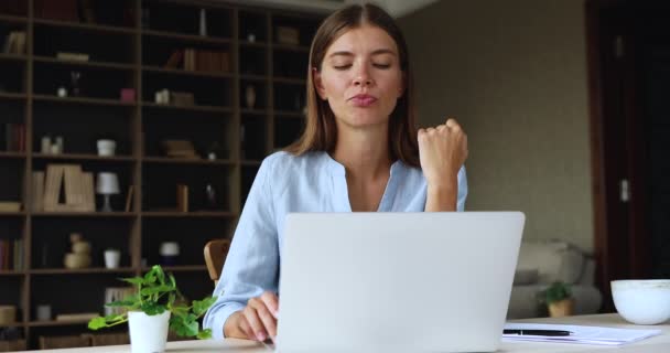 Mujer seria pensativo sentarse en el escritorio de trabajo en el ordenador portátil — Vídeos de Stock