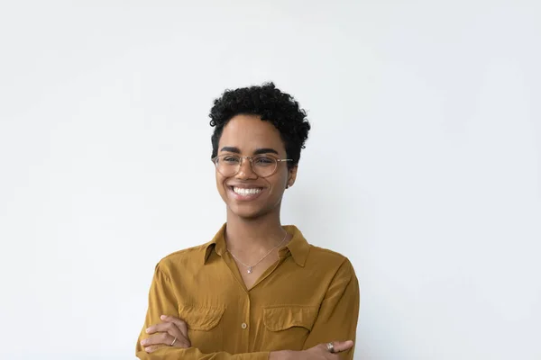 Retrato en la cabeza de una joven afroamericana sonriente. — Foto de Stock