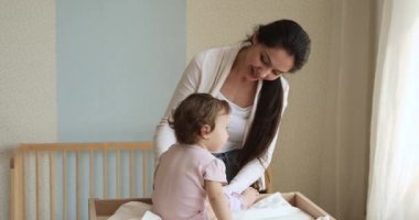 Genç Latin anne elbisesi küçük kız yeni yürümeye başlamış.