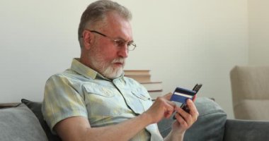 Yaşlanmış erkek müşteri ecommerce mağazasından başarılı bir satın alma ile memnun