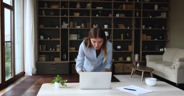 Verbaasde attente vrouw denken over online project werken in kantoor — Stockvideo