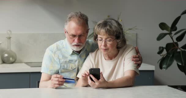 Δεσμευμένη σύζυγος με σύνταξη χρησιμοποιώντας κινητό τηλέφωνο και πιστωτική κάρτα — Αρχείο Βίντεο