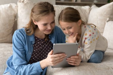 Dijital tablet kullanan mutlu anne ve küçük çocuk.